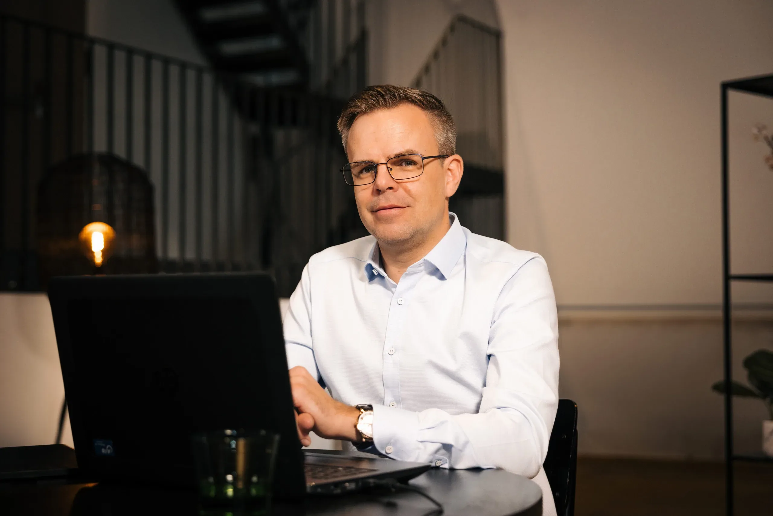 Anlageexperte sitzt am Laptop und wertet ein Depot aus